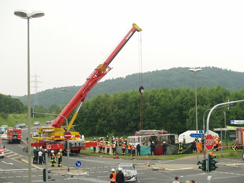 Schwerer Unfall mit Reisebus Lohmar Donrather Dreieck P427.JPG